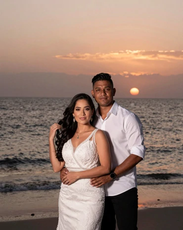 novios en la playa
