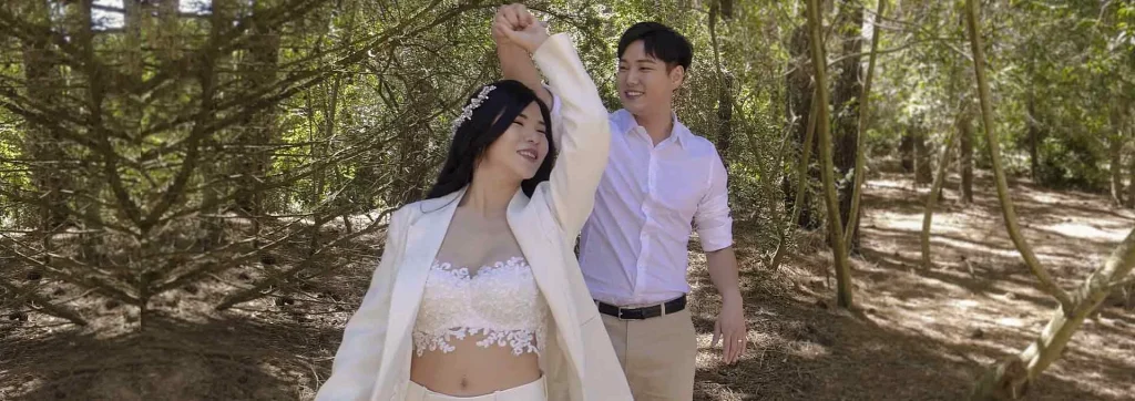 Pareja koreana en el bosque